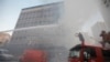 آتش نشانان در حال مهار آتش ناشی از انفجار در هتل «دوروی» در بیروت – ۴ تیر ۱۳۹۳ 