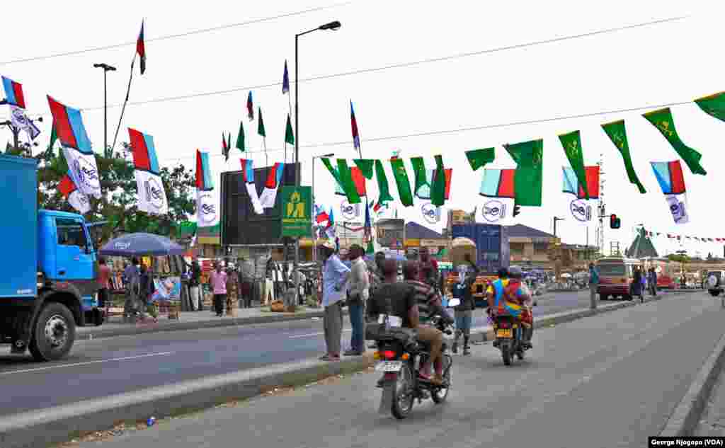 Bendera za vyama vya kisiasa katika barabara kuelekea Jangwani Dar es Salaam