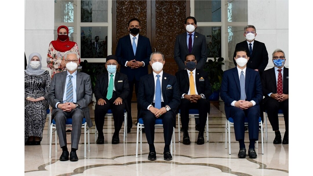 Anggota kabinet Malaysia berfoto bersama usai rapat di Putrajaya, Malaysia 16 Agustus 2021. (Departemen Informasi/Handout Malaysia via Reuters)