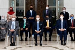Anggota kabinet Malaysia berfoto bersama usai rapat di Putrajaya, Malaysia 16 Agustus 2021. (Departemen Informasi/Handout Malaysia via Reuters)