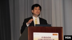 俞可平2013年4月在香港一个研讨会上（美国之音海彦拍摄）