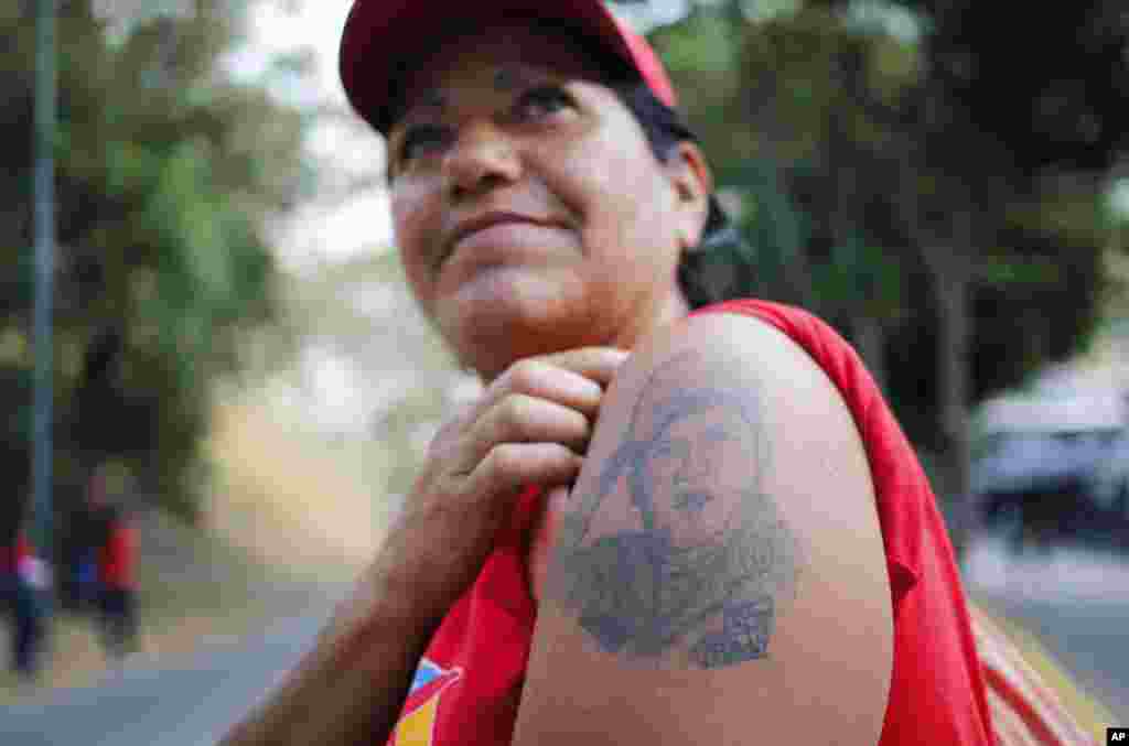 مارلین کرونادو با شرکت در مراسم سالروز کودتای ناموفق سال ۱۹۹۲ در ونزوئلا،&nbsp; تتوی هوگو چاوز بر روی بازویش را نشان می دهد.