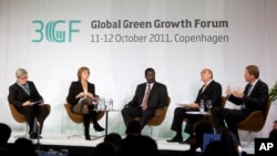 From left, Vice President of the World Bank Rachel Kyte, EU Commissioner Connie Hedegaard, Prime Minister of Kenya Raila Odinga, Secretary-General of the OECD Angel Gurria and CEO of Danish Windmill Manufacturer Danfoss Niels B. Christensen in the first p