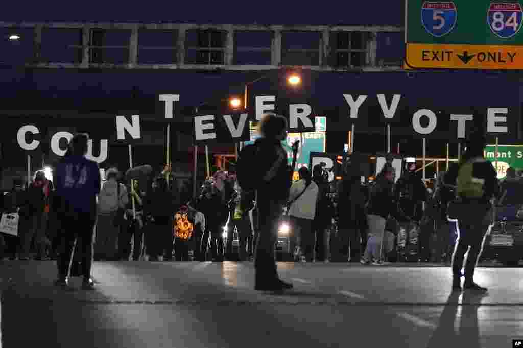 Batelemeli na&nbsp;Portland, Oregon., 4 novembre 2020. (AP Photo/Marcio Jose Sanchez)