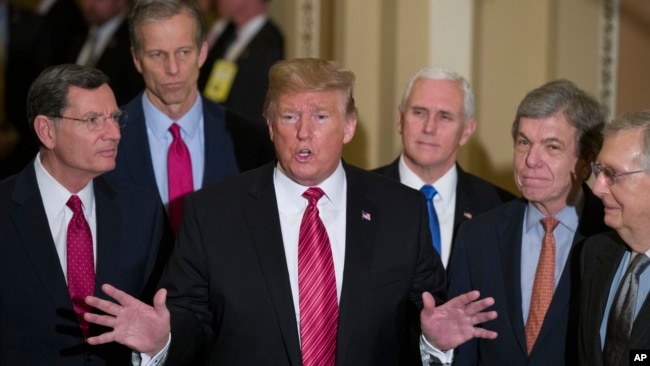 特朗普总统与共和党人结束了在华盛顿国会山举行的参议院共和党午餐会议。（2019年1月9日）