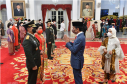 Presiden Jokowi resmi melantik Andika Perkasa menjadi Panglima TNI di Istana Negara, Rabu (17/11). (Foto: Courtesy/Agus Suparto)