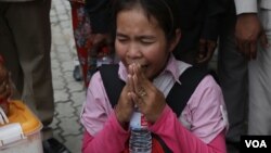 An identified land eviction victim, from Koh Kong province, prays during a rally to submit a petition to the European Union in Cambodia, Thursday, August 04, 2016. (Photo: Leng Len/VOA Khmer)