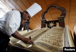 Seorang chef Indonesia memberikan sentuhan akhir pada kue berbentuk Al-Quran raksasa untuk sebuah hotel di Jakarta, 9 Oktober 2005. (Foto: dok).