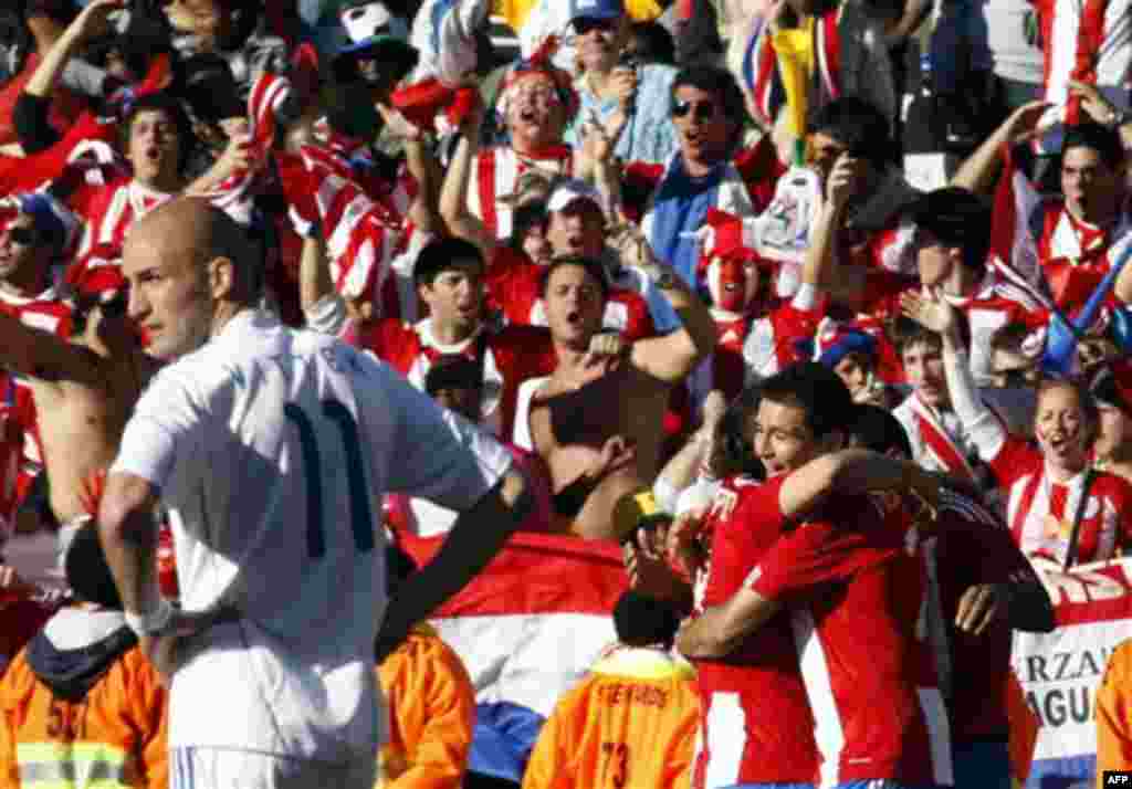 Парагвайские игроки празднуют победу в матче со Словакией на стадионе «Free State Stadium» в Блумфонтейн, Южная Африка. Воскресенье, 20 июня 2010 года. (Фото АП / Лука Бруно)