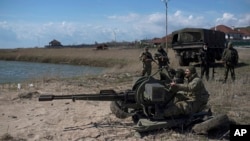 Ukrajinski vojnici razmeštaju oružje na obali Azovskog mora