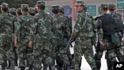 资料照片: 2011年8月4日，武装警察在新疆喀什维吾尔族地区巡逻