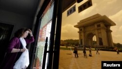 북한을 방문한 외국인 관광객이 평양 개선문 인근 기념품 가게에서 창 밖을 내다보고 있다. (자료사진)