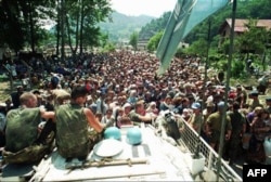 Hollanda askerleri Boşnakları Sırplara teslim ederken