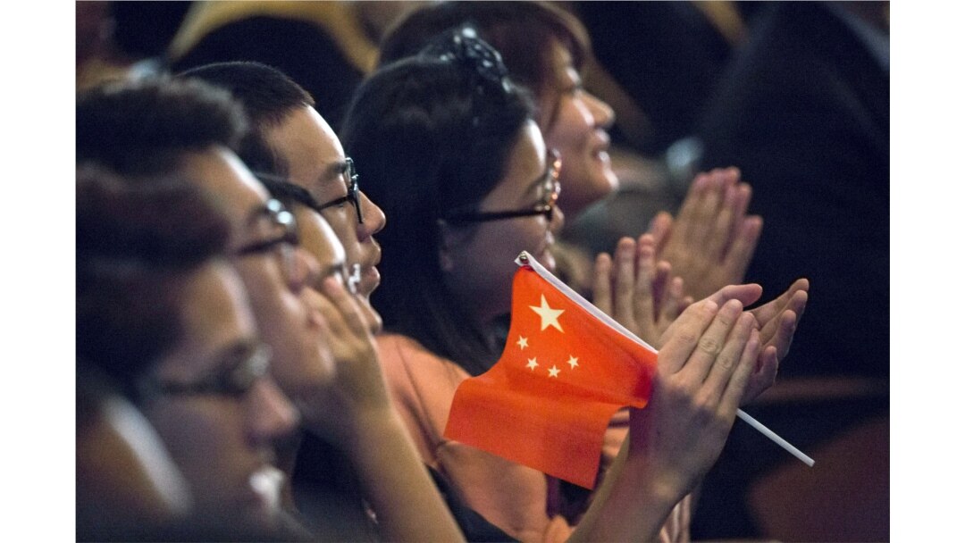 Para siswa bertepuk tangan saat Presiden China Xi Jinping memberikan pidato saat berkunjung ke Lincoln High School di Tacoma, Washington, 23 September 2015. (Foto: REUTERS/David Ryder)