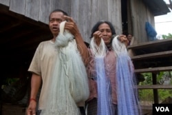 San Sorn and her husband live near the Sesan River in Phluk village of Stung Treng province. They are preparing to do fishing at around 3pm. (Sun Narin/VOA Khmer)