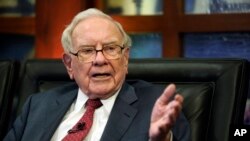 Tư liệu: Tỷ phú Mỹ Warren Buffett, Chủ tịch/CEO tập đoàn Berkshire Hathaway, sở hữu 'Vua giầy chạy bộ' Brooks Running. Ảnh chụp ở Omaha, Nebrasja, ngày 7/5/2018. (AP Photo/Nati Harnik) 