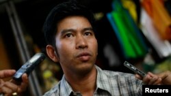 Political prisoner Kyaw Zin Min talks to reporters after his release in front of Insein prison in Rangoon, Burma, Apr. 23, 2013. 