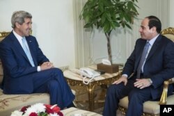 U.S. Secretary of State John Kerry, left, talks with Egypt’s President Abdel Fattah el-Sissi before a meeting at the presidential palace in Cairo, Egypt, June 22, 2014.