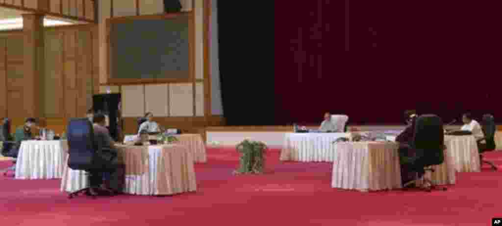 ႏိုင္ငံေတာ္သမၼတဦးသိန္းစိန္၊ တပ္မေတာ္ကာကြယ္ေရးဦးစီးခ်ဳပ္ ဗိုလ္ခ်ဳပ္မွဴးႀကီး မင္းေအာင္လိႈင္၊ ျပည္သူ႔လႊတ္ေတာ္ဥကၠ႒ သူရဦးေရႊမန္း၊ အမ်ိဳးသားလႊတ္ေတာ္ဥကၠ႒ ဦးခင္ေအာင္ျမင့္၊ အမ်ိဳးသားဒီမိုကေရစီအဖြဲ႔ခ်ဳပ္ ဥကၠ႒ ေဒၚေအာင္ဆန္းစုၾကည္ႏွင္႔ တိုင္းရင္းသား ကိုယ္စားလွယ္ ရခိုင္အမ်ိဳးသားပါတီ ဥကၠဌ ေဒါက္တာေအးေမာင္တို႔ ေတြ႔ဆံုၾကတဲ့ ေျခာက္ပြင့္ဆိုင္ ေဆြးေႏြးပြဲ က်င္းပ။ (ဧၿပီလ ၁၀၊ ၂၀၁၅)
