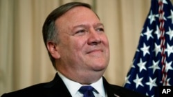 Novi državni sekretar SAD, Mike Pompeo, tokom ceremonijalnog polaganja zakletve u State Departmentu, 2. maja 2018.