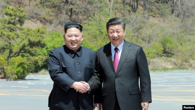 中国国家主席习近平（右）在大连与到访的朝鲜领导人金正恩握手。（2018年5月9日）