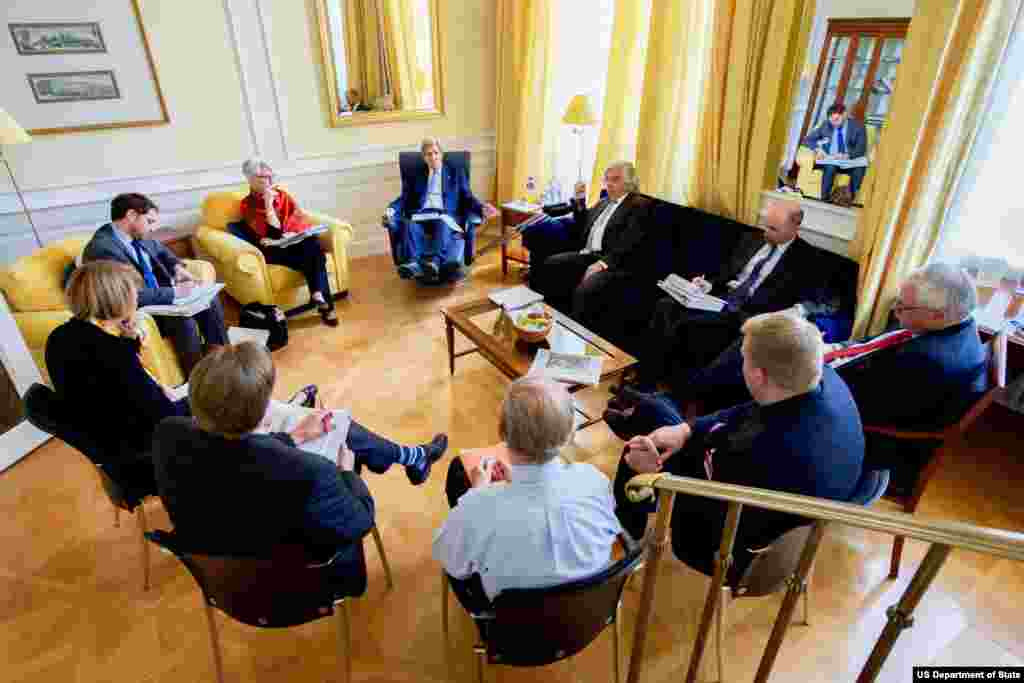 جلسه اعضای هیئت مذاکره کننده هسته‌ای آمریکا به ریاست جان کری وزیر خارجه ایالات متحده در هتل کوبورگ