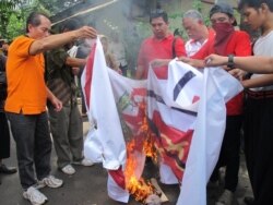 Kelompok Front Pancasila membakar lambang PKI di halaman Ismail Marzuki, sebagai bentuk penolakan simposium bertajuk "Membedah Tragedi 1965"