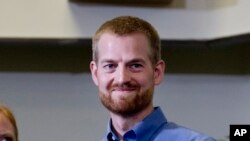 Au département d'Etat américain, le Dr Kent Brantly a estimé qu'il fallait mieux traiter les travailleurs de la santé revenant d'Afrique de l'Ouest (Reuters)