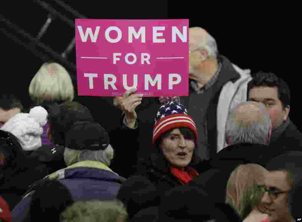 &laquo;زنان برای ترامپ&raquo; شعاری که در دست یک حامی ترامپ در ویسکانسین.