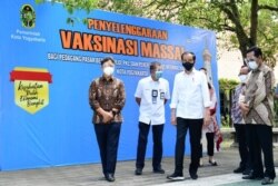 Menteri Kesehatan, Presiden Jokowi dan Gubernur DIY Sri Sultan Hamengkubuwono X. (Foto: Courtesy/Humas Pemda DIY)