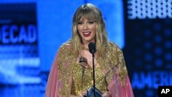 Taylor Swift aceptaq el premio de Artista de la Década en los American Music Awards el domingo, 24 de noviembre de 2019.