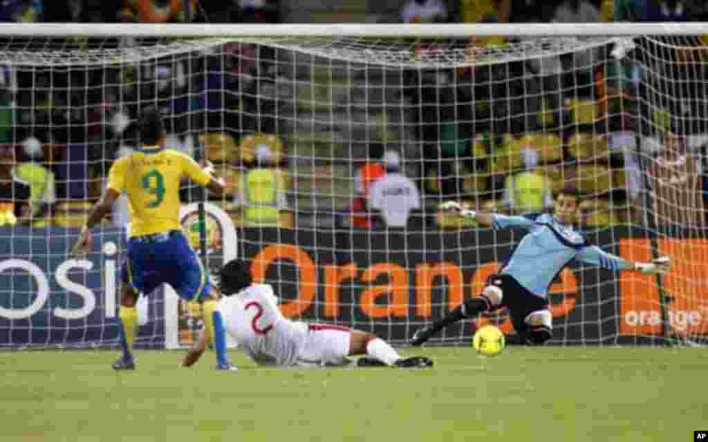 Gabon's Pierre Emerick Aubameyang (L) scores against Tunisia during their African Cup of Nations Group C soccer match at Franceville stadium in Gabon January 31, 2012.