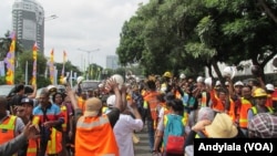 Ratusan karyawan PT Freeport melakukan tarian khas Papua di tengah aksi unjuk rasa di kantor kementerian ESDM menuntut hak mereka sebagai pekerja, Selasa 7 Maret 2017. (Foto: VOA/Andylala)