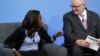 La présidente de la fédération sierra-léonaise de football, Isha Johansen, en compagnie du président du Comité international paralympique, Philip Craven, lors du sommet anti-corruption organisé à Londres en 2016, à Londres, le 12 mai 2016.