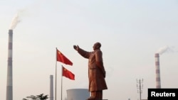 2013年3月，武汉钢铁公司的毛像和烟囱并立