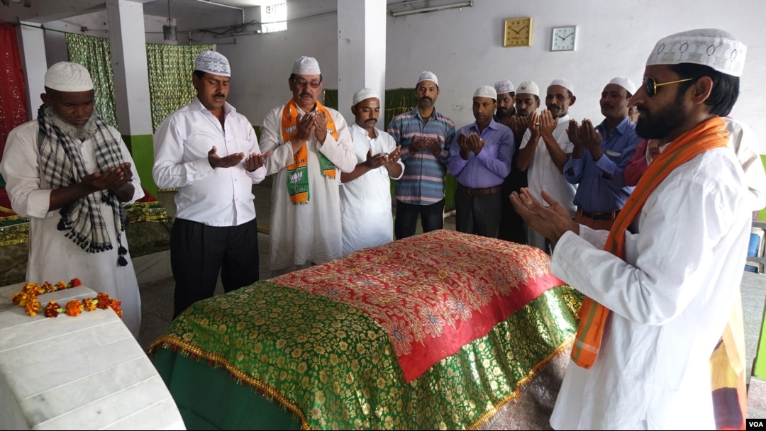 Some Muslim supporters of the Bharatiya Janata Party seek blessings for their party at a Muslim shrine of Gorakhpur, March 23, 2017. Recently, few Muslims across the country have begun supporting BJP, India's most powerful national party. (M. Hussain/VOA)