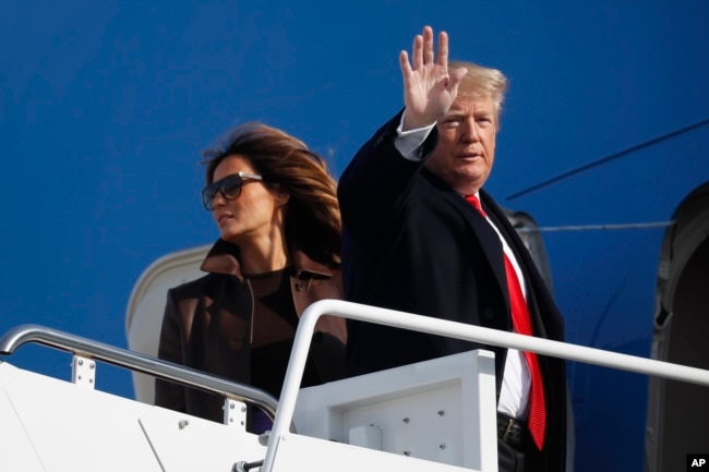 El presidente de EE.UU. Donald Trump y la primera dama Melania Trump, abordan el Air Force One para viajar a Buenos Aires, Argentina, para la Cumbre del G20. Noviembre 29 de 2018.