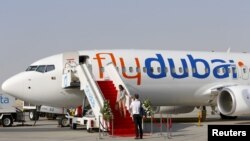 Un avion Flydubai est vu au salon aéronautique de Dubaï le 8 novembre 2015.