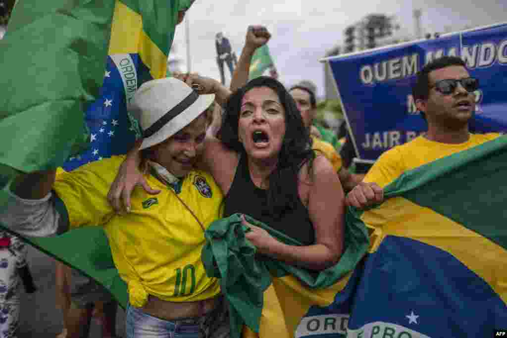 អ្នក​ក្រុម​អ្នក​គាំទ្រ​បេក្ខជន​ប្រធានាធិបតី​ប្រេស៊ីល​លោក&nbsp;Jair⁠&nbsp;Bolsonaro&nbsp;ស្រែក​ហ៊ោរ​នៅ​មុខ​អគារ​លោក​ស្នាក់​នៅ​ក្រុង​&nbsp;Rio⁠ de⁠ Janeiro។