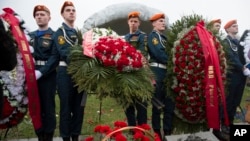 26일 러시아 모스크바의 미티노 묘지에서 열린 체르노빌 30주년 추모식에서 군인들이 화환을 들고 있다.