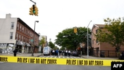 La cinta policial asegura una escena del crimen fuera de un club después de un tiroteo en Brooklyn.