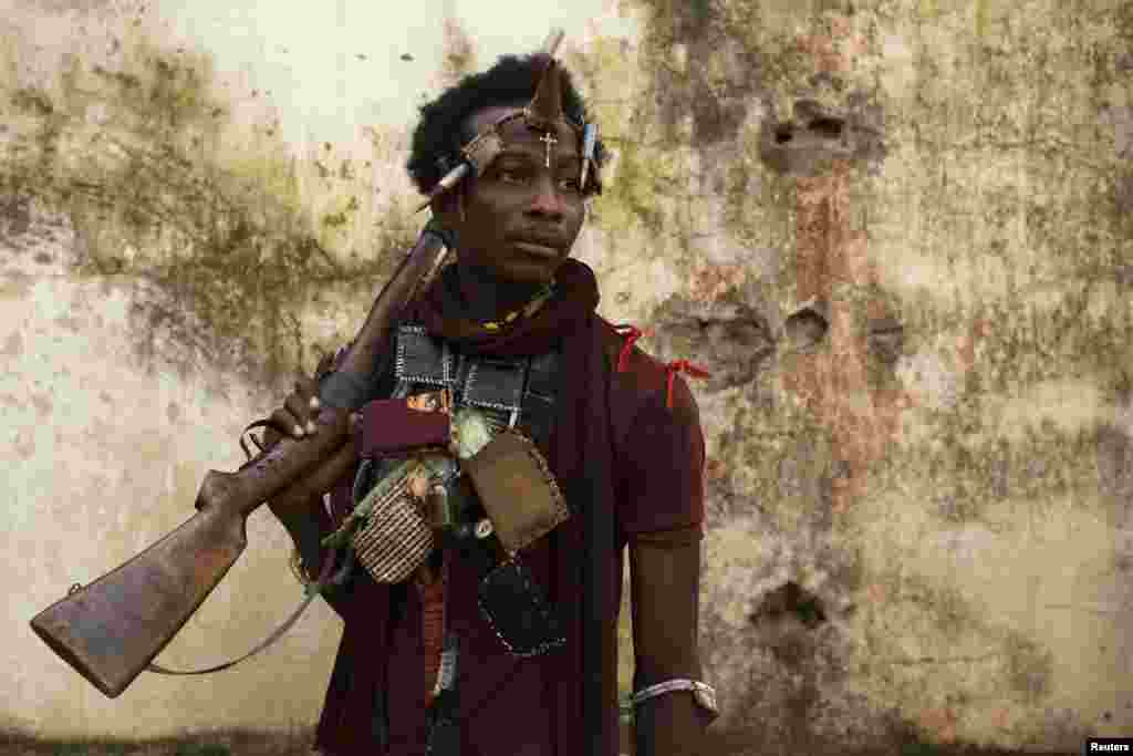 An Anti-balaka militiaman poses for a photograph in the capital of the Central African Republic Bangui January 14, 2014. REUTERS/Siegfried Modola