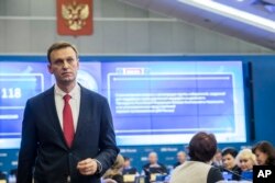 FILE - Pemimpin oposisi Rusia Alexey Navalny di hadapan komisi Pemilihan Umum Pusat Rusia di Moskow, Rusia, 25 Desember 2017.