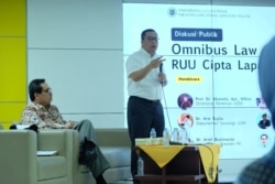 Arief Budimanta dan Reza Yamora Siregar (duduk). (Foto: Humas UGM)