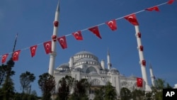 مسجد چاملیجا مشرف به تنگه بسفر در استانبول