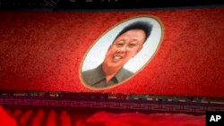 Potret mendiang Pemimpin Korea Utara, Kim Jong Il, dalam pawai “Negara Jaya” yang gelar untuk merayakan Hari Jadi ke-70 Tahun Korea Utara di Pyongyang, Korea Utara, 9 September 2018.
