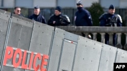 Des policiers à une barrière anti-émeute à l'ancien aéroport de Notre-Dame-des-Landes, à Nantes, le 19 mars 2018.