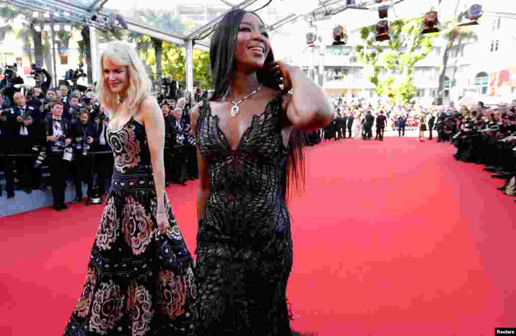 Modelo Naomi Campbell acompanhada pela actriz Nicole Kidman (esq) na passadeira vermelha do Festival de Cannes
