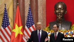 도널드 트럼프 미국 대통령과 응우웬 쑤언 푹 베트남 총리가 지난 2017년 11월 베트남 하노이 관공서에서 만났다.