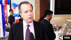 US Ambassador to Thailand Glyn Davies speaks with VOA during the polling event in Bangkok, March 2, 2016. (Z. Aung/VOA)